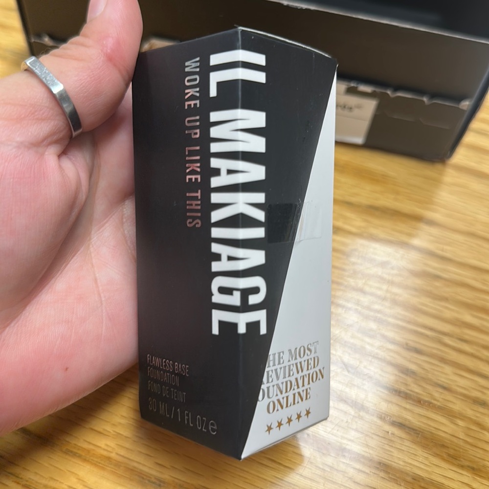 IL Makiage make up Woke up like this Foundation shade #60